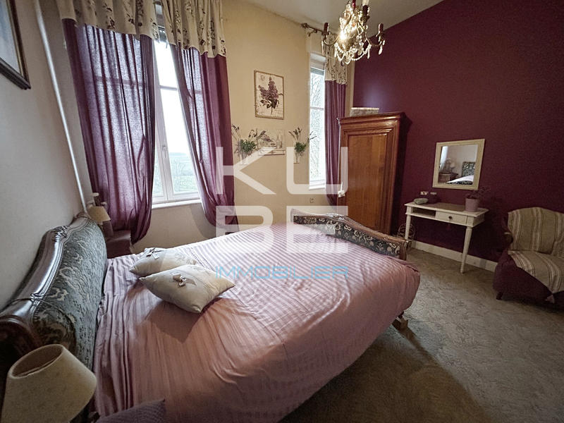 Maison - 280 m² - 12 pièces