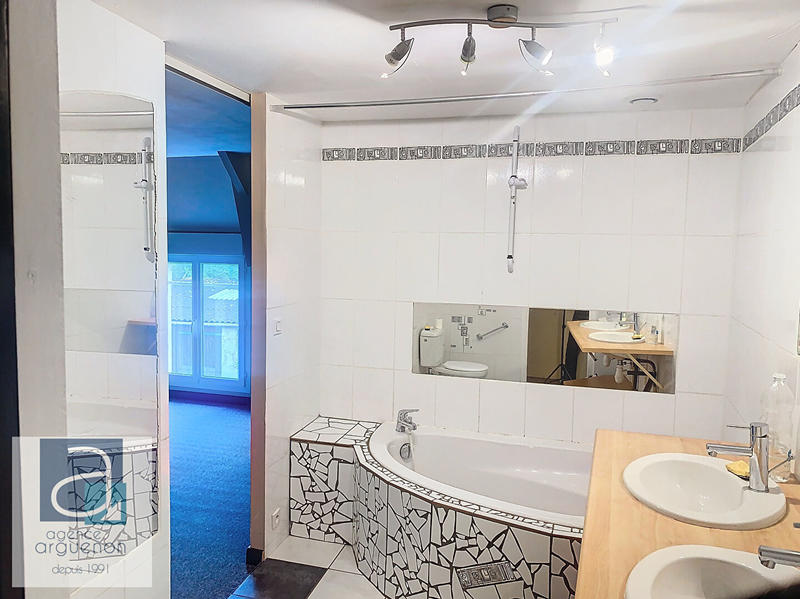 Maison - 219 m² - 7 pièces