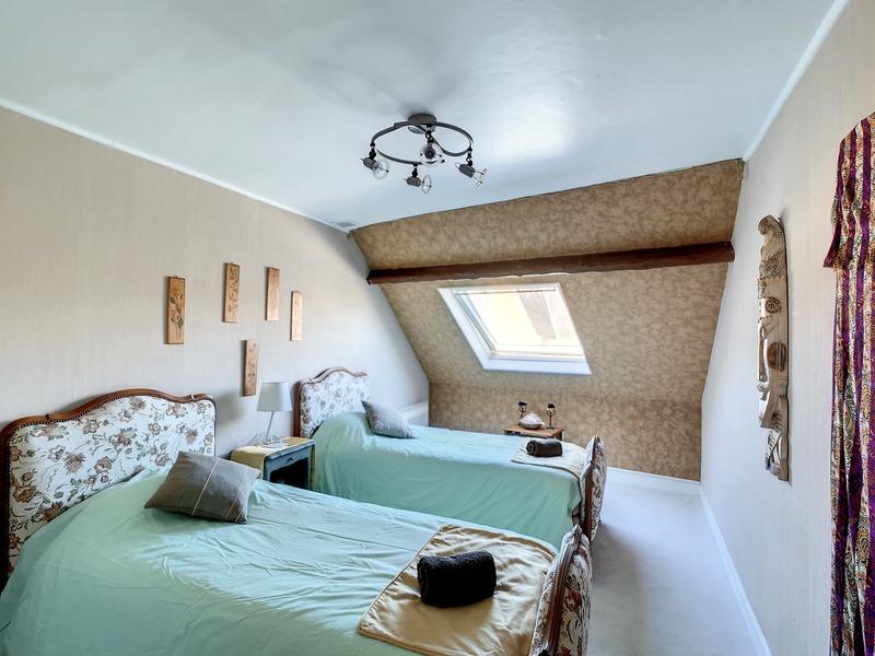 Maison - 216 m² - 9 pièces