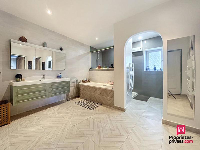 Maison - 343 m² - 11 pièces