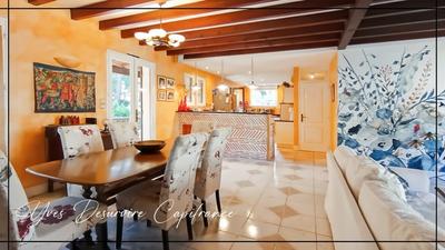 Maison - 280 m² - 8 pièces