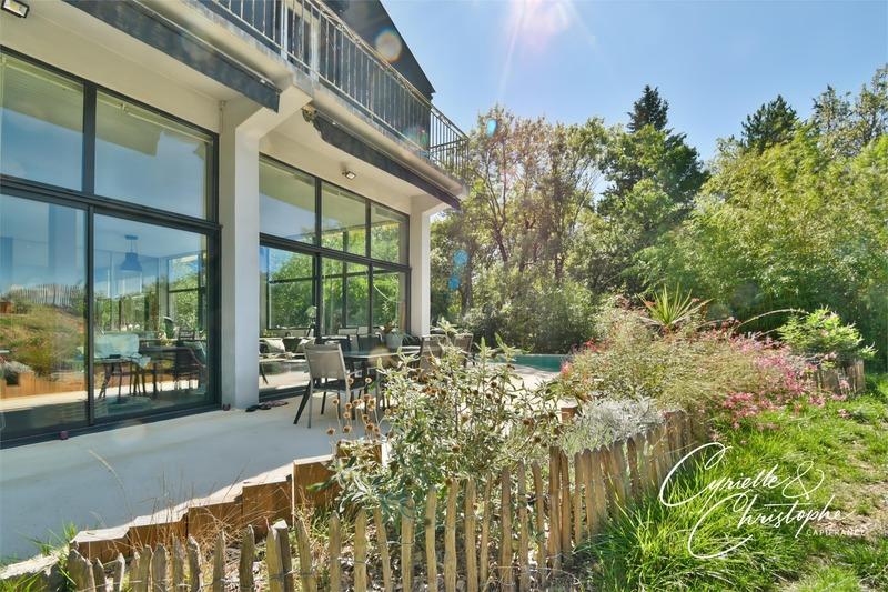 Propriété - 330 m² - 13 pièces