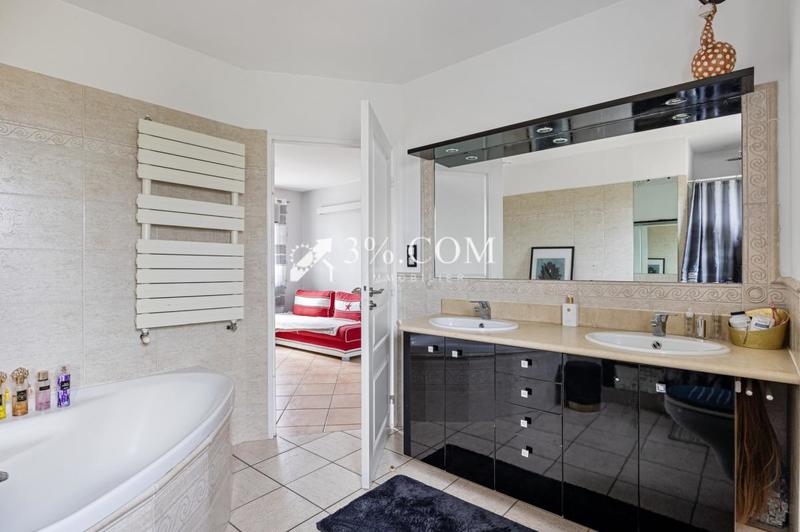 Maison - 230 m² - 7 pièces