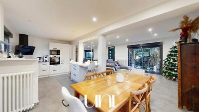 Maison - 208 m² - 9 pièces