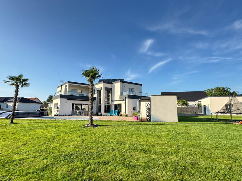 Maison - 220 m² - 6 pièces