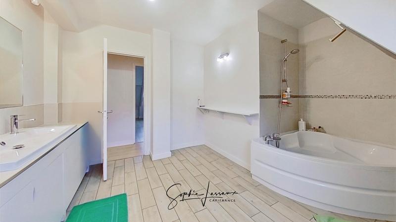 Maison - 210 m² - 7 pièces