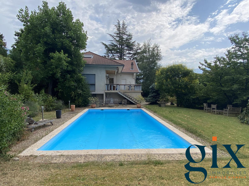 Maison - 317 m² - 11 pièces