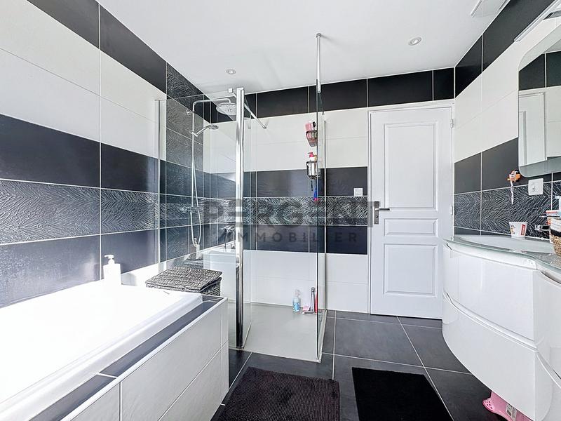 Maison - 95 m² - 5 pièces