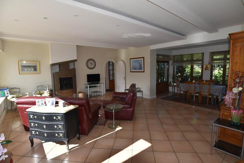 Maison - 241 m² - 9 pièces