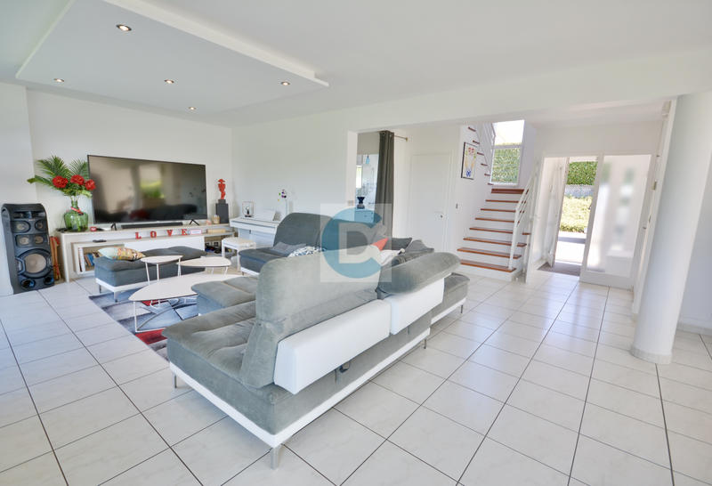 Maison - 228 m² - 8 pièces