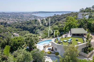 Villa - 265 m² - 6 pièces