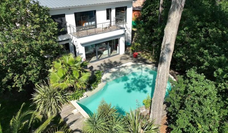 Maison - 238 m² - 7 pièces