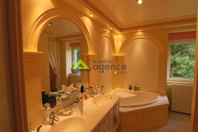 Propriété - 215 m² - 7 pièces