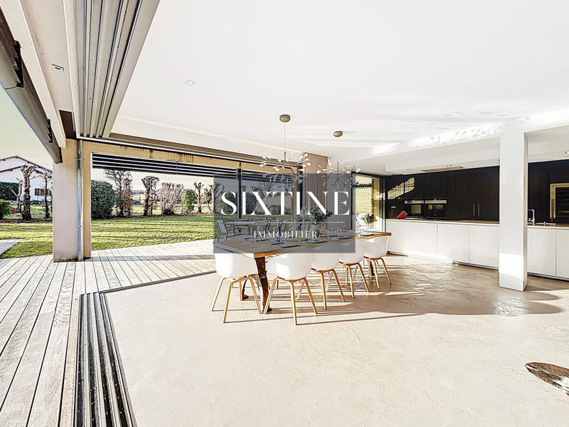 Maison - 261 m² - 7 pièces