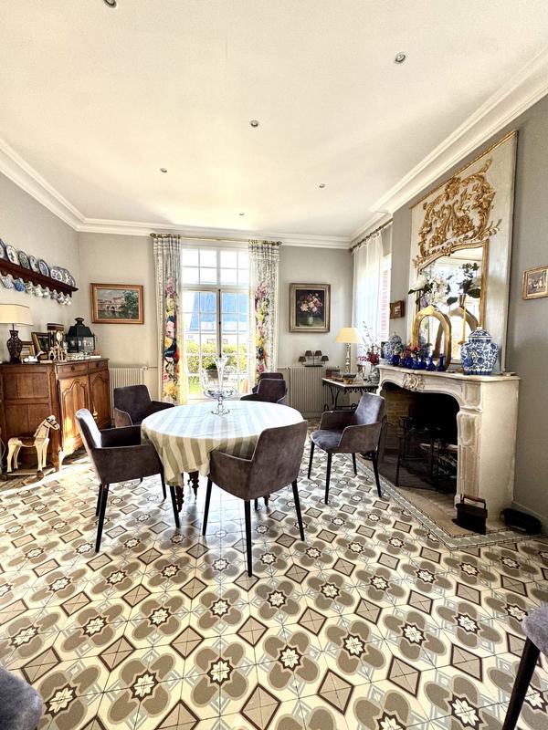 Maison - 300 m² - 9 pièces