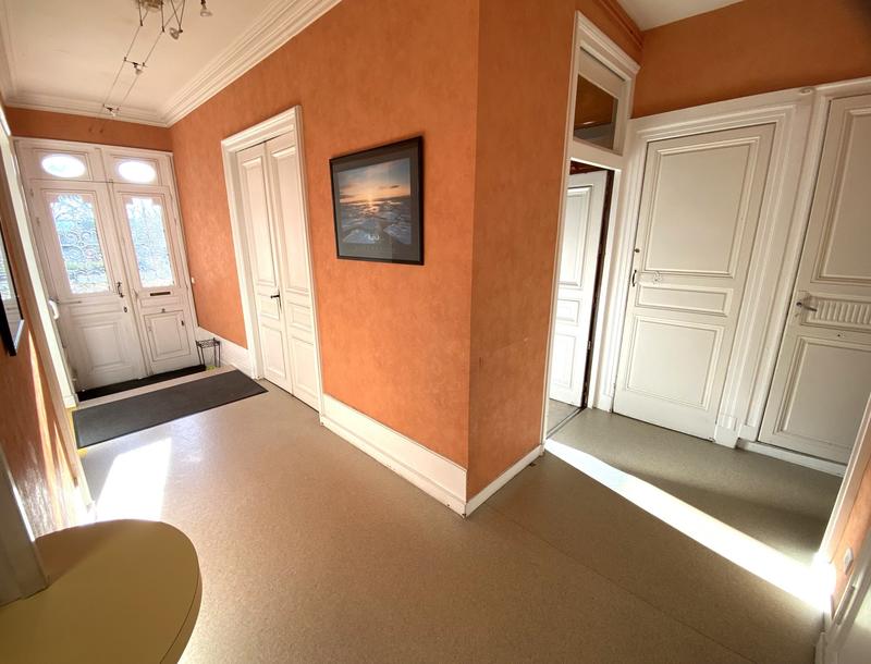 Maison traditionnelle - 232 m² - 8 pièces