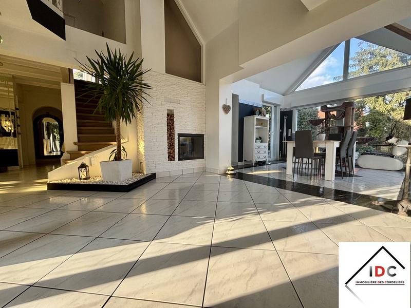 Maison - 166 m² - 6 pièces