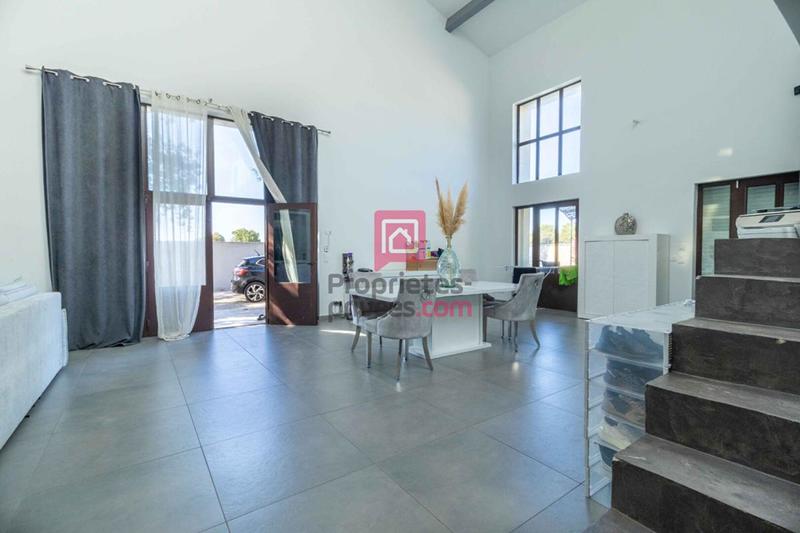 Maison - 240 m² - 9 pièces