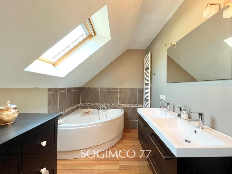 Maison - 179 m² - 7 pièces