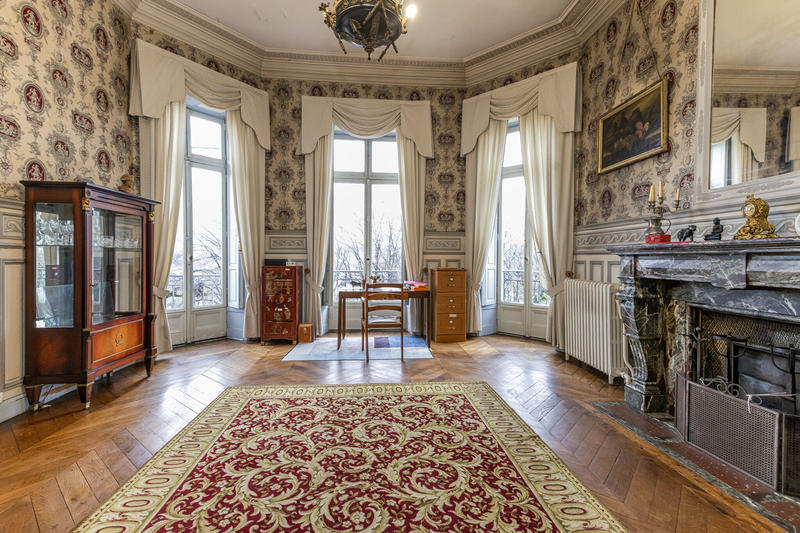 Propriété - 900 m² - 15 pièces