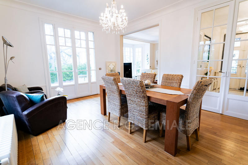 Maison - 230 m² - 11 pièces