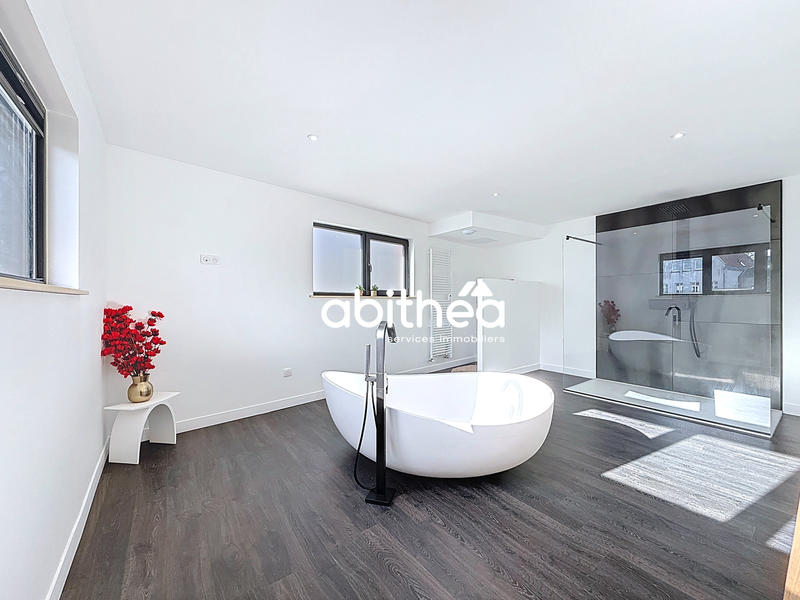 Maison - 223 m² - 8 pièces