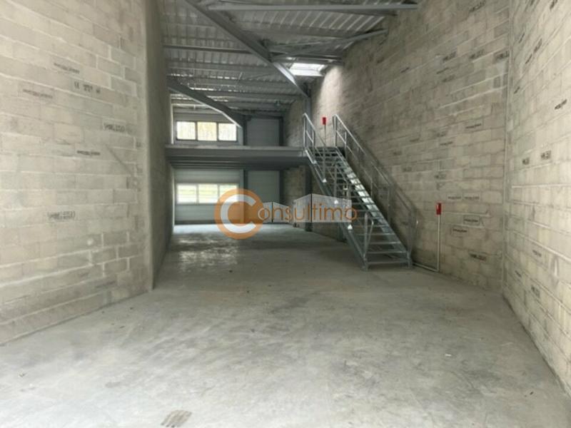 Local d'activité / Entrepôt - 169 m²
