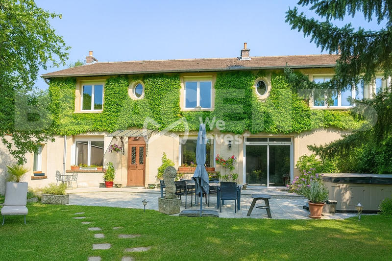 Maison - 240 m² - 8 pièces
