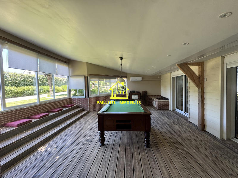 Maison traditionnelle - 355 m² - 7 pièces