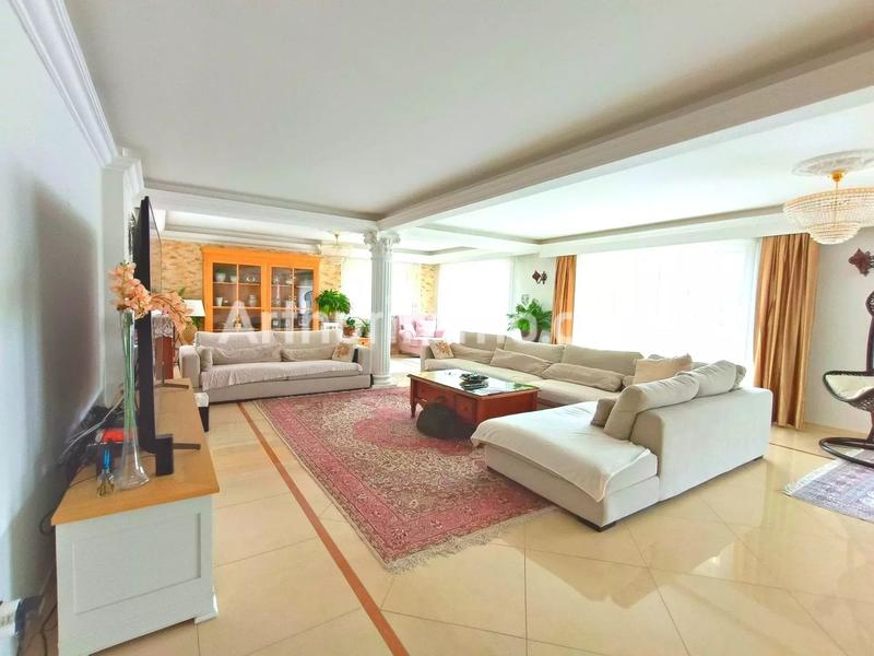 Maison - 280 m² - 6 pièces