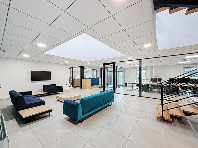 Local commercial - 2 400 m² - 20 pièces