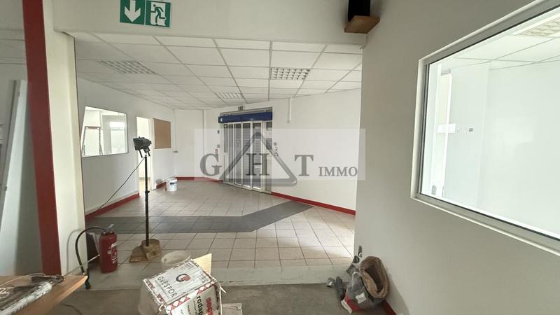 Entrepôt - 680 m²