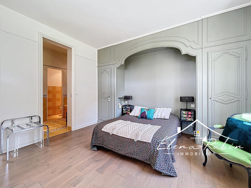 Propriété - 251 m² - 10 pièces