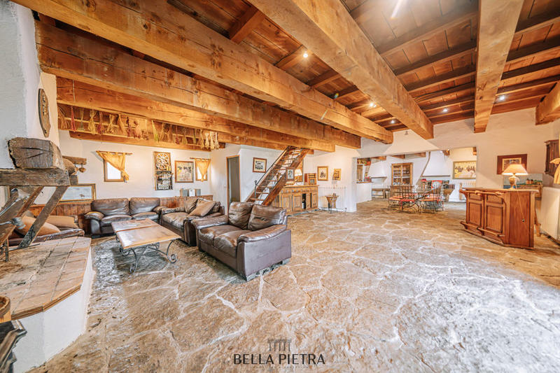 Mas - 1 650 m² - 40 pièces