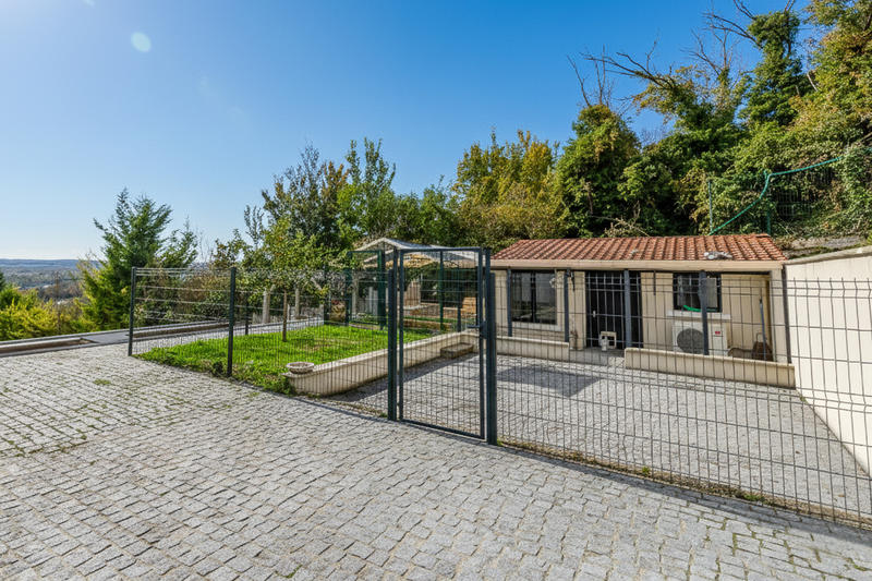 Maison - 275 m² - 9 pièces