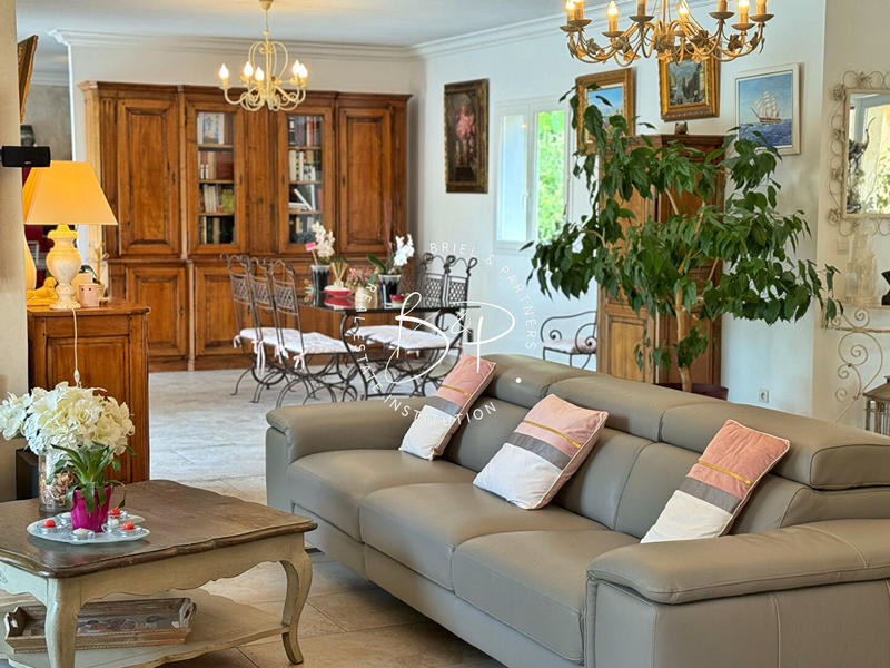 Maison - 244 m² - 7 pièces