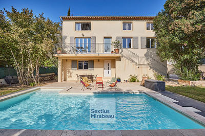 Maison - 245 m² - 9 pièces