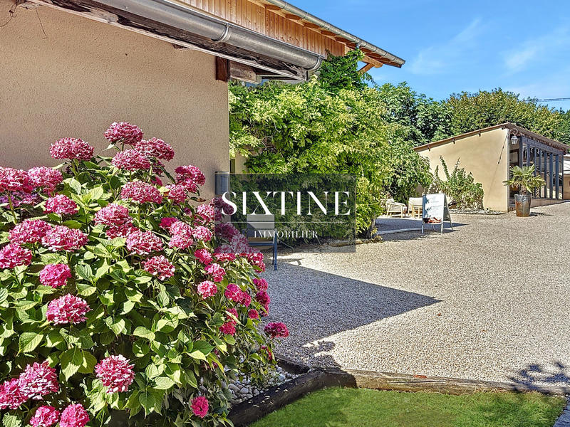 Maison - 3 008 m² - 45 pièces