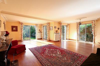 Maison - 220 m² - 8 pièces