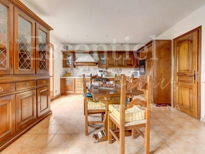 Propriété - 143 m² - 6 pièces