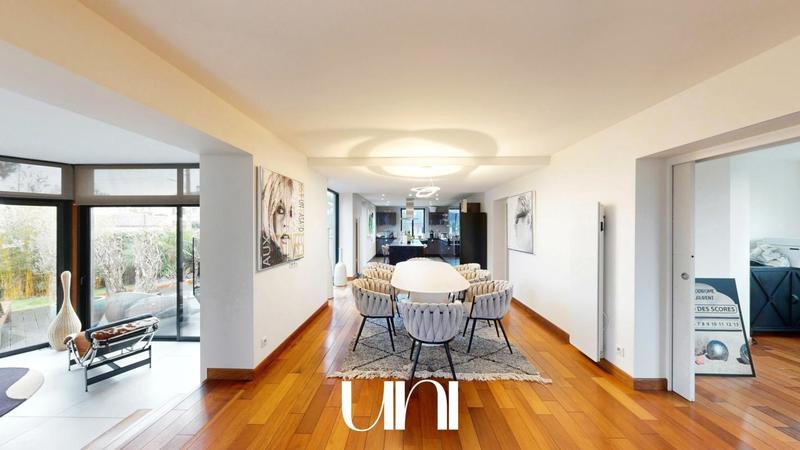 Maison - 210 m² - 6 pièces