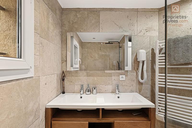 Maison - 246 m² - 8 pièces