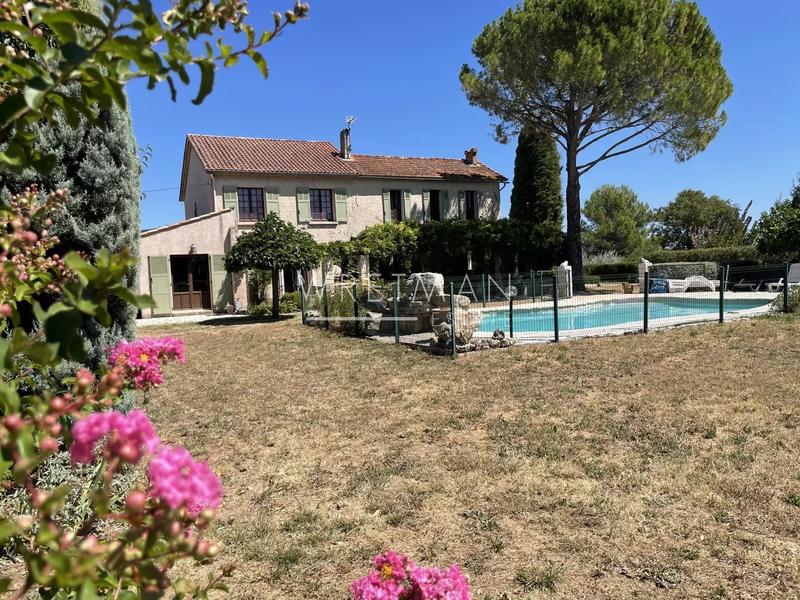 Villa - 238 m² - 8 pièces