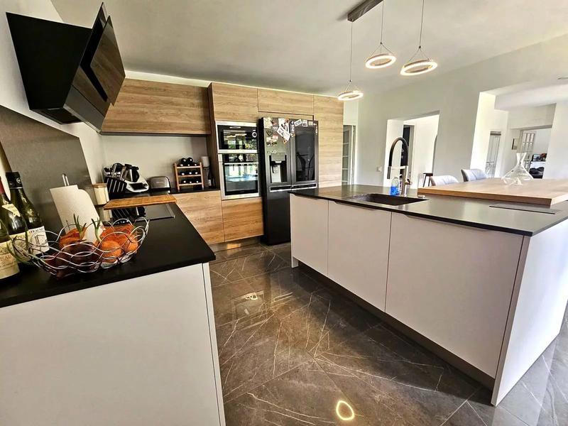 Maison - 230 m² - 8 pièces