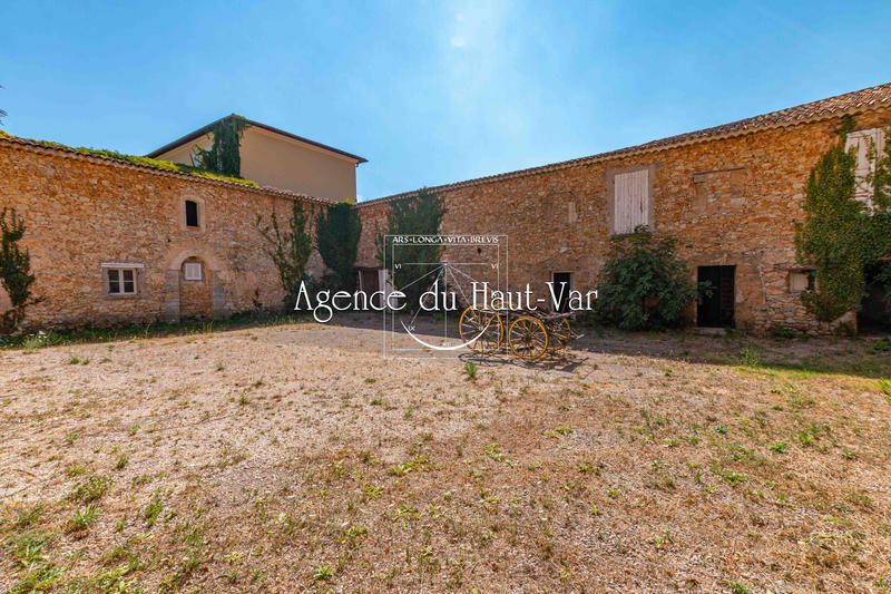 Château - 5 000 m² - 15 pièces