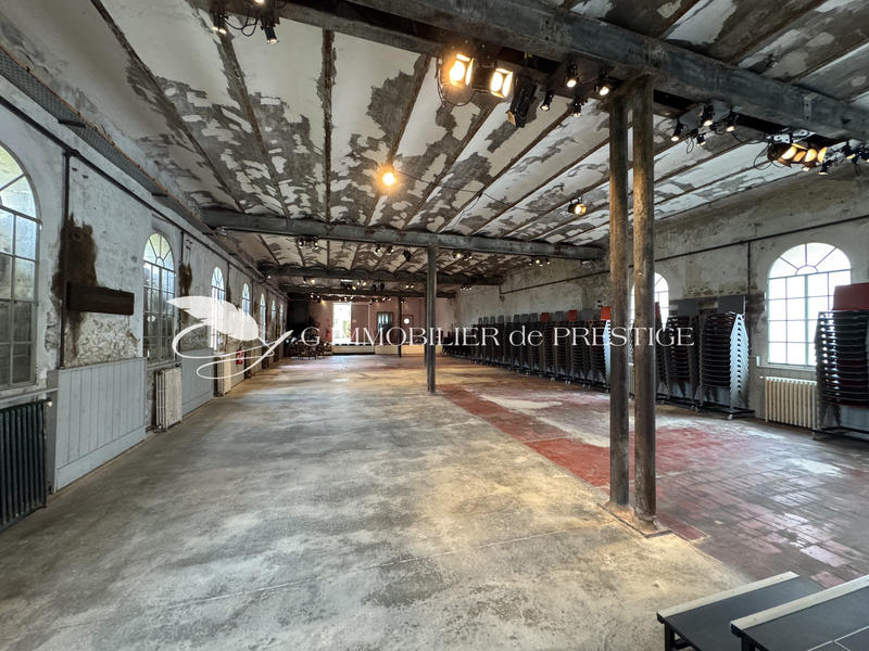 Propriété - 1 166 m² - 15 pièces