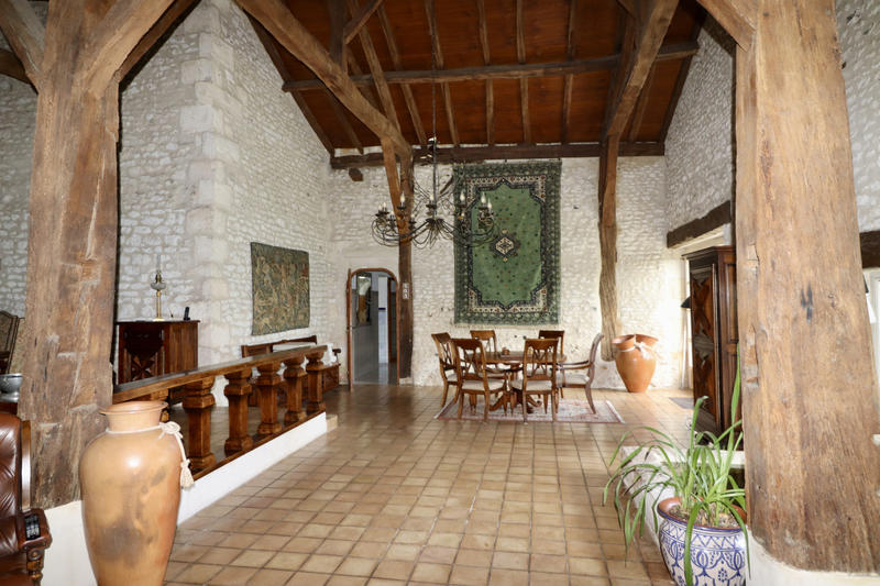 Maison - 460 m² - 9 pièces