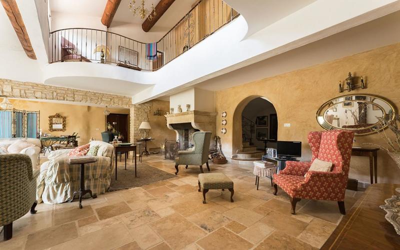 Mas - 691 m² - 13 pièces