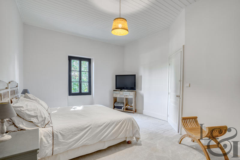 Maison - 250 m² - 13 pièces