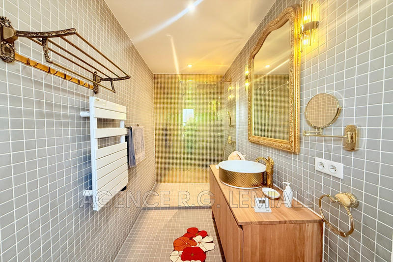 Maison - 210 m² - 8 pièces